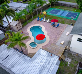 Tropical Oasis- Pickleball, Pool, Hot Tub- 15 min to beach